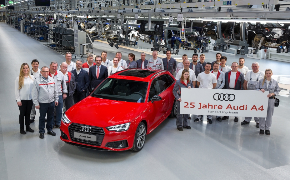Jubilee at the Four Rings: 25 years ago the first Audi A4 drove off the assembly line at the plant in Ingolstadt. The employees and management are proud of the most successful Audi model of all time.
Picture: Employees from all production departments and from quality assurance with Plant Director Albert Mayer (front, fifth from the left) and Chairman of Audi’s General Works Council Peter Mosch (front, fourth from the left